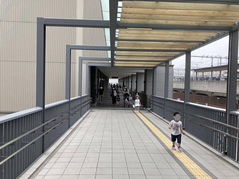 姫路駅から連絡通路で行く