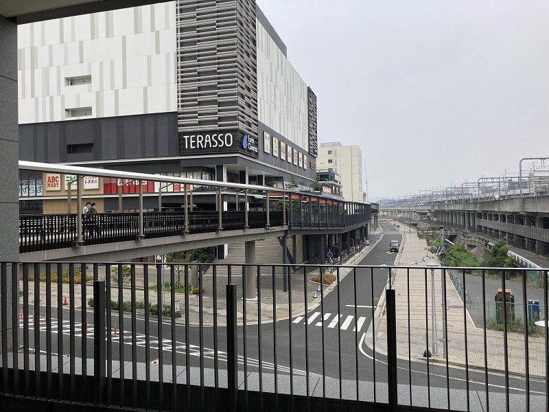 歩行者デッキを歩いて行く