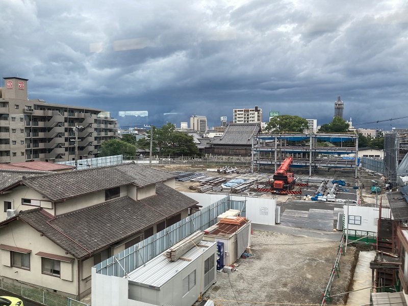 建設中の神戸物産本社ビル