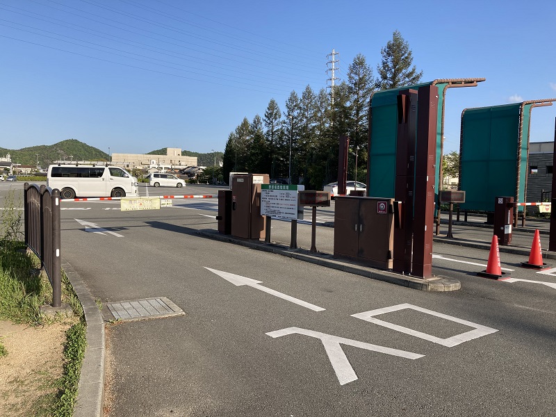 駐車場に車でアクセス