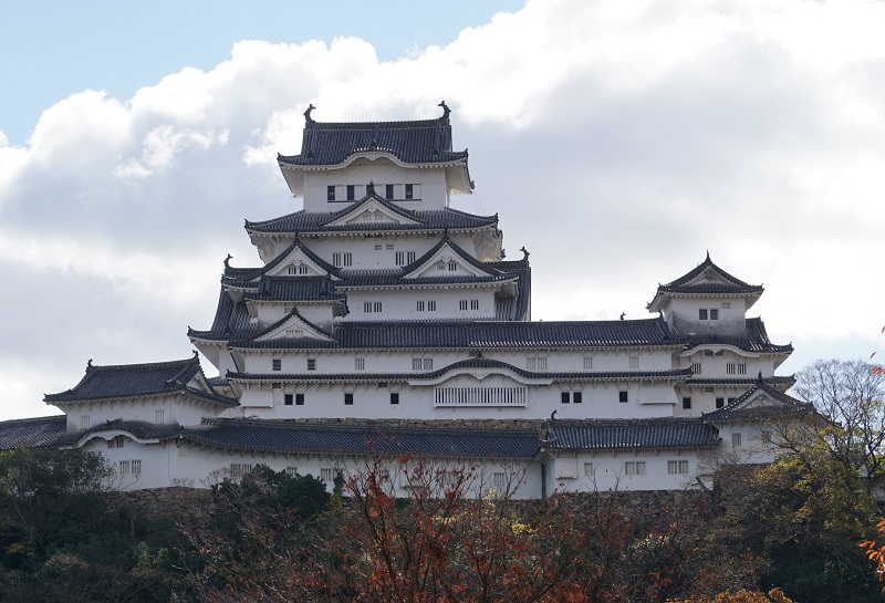 北から見た正面の外観