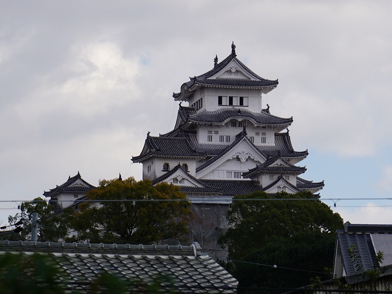 西から見た正面の外観
