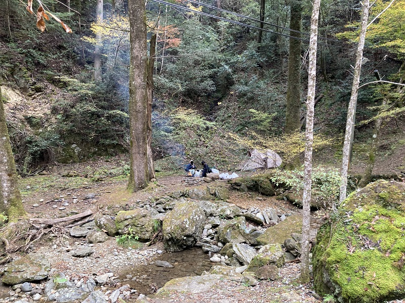 森の中でバーベキュー