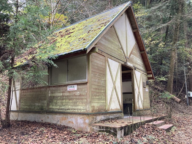 キャンプ場のトイレ