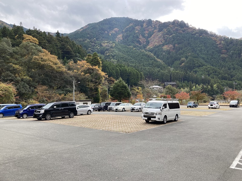 鹿が壺の駐車場