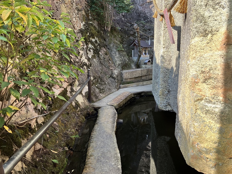 兵庫県高砂市の浮いてる石