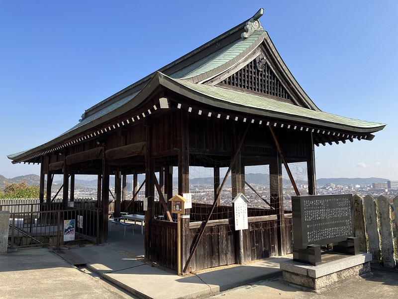 石が浮いている神社