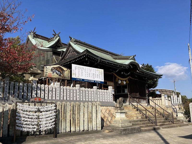 巨石で有名な神社